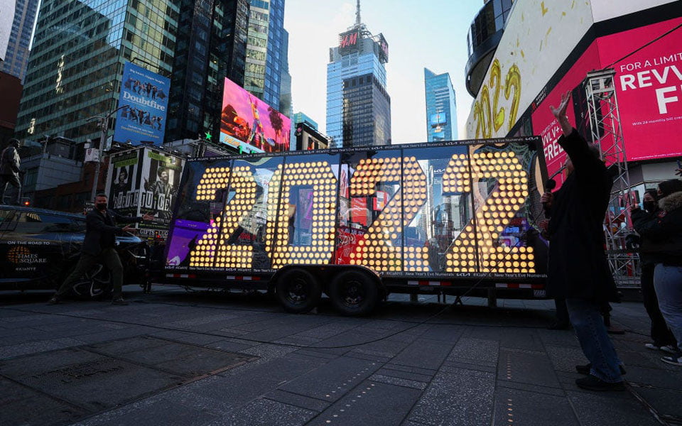 شعار 2022 العملاق في منتصف ميدان التايمز