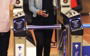 هل تستخدم نظام التمرير والدفع (tap-and-go) في مترو الأنفاق؟ تذاكر مجانية لا محدودة