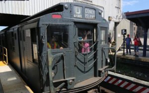 موكب من القطارات الأثرية متجه إلى شاطئ "برايتون" في سبتمبر