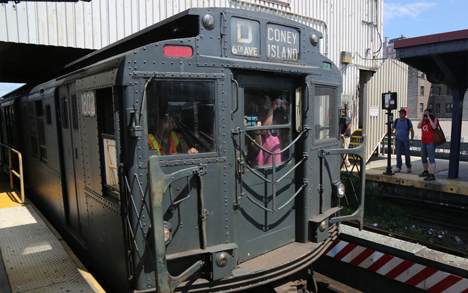 موكب من القطارات الأثرية متجه إلى شاطئ "برايتون" في سبتمبر